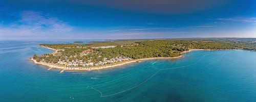 panorama de drones sur la côte adriatique istrienne près de porec avec la baie de saladinka pendant la journée photo