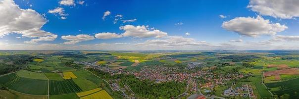 photo panoramique de drone de la ville de diemelstadt dans le nord de la hesse en allemagne pendant la journée