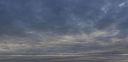 image d'un ciel sombre et nuageux pendant la journée photo