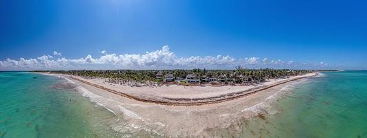 panorama sur une plage tropicale prise de l'eau pendant la journée photo