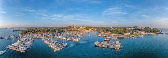 panorama de drones sur le port de la ville côtière croate de vrsar en istrie au coucher du soleil photo