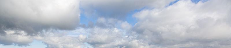 image d'un ciel partiellement nuageux et partiellement dégagé pendant la journée photo