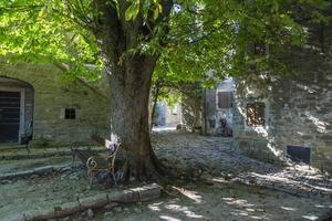 scène de rue typique de la ville médiévale de groznjan sur la péninsule istrienne sans personnes photo