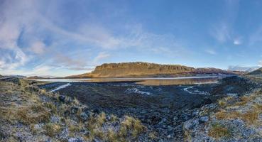 vue panoramique sur la zone vide autour de borgarnes dans le sud de l'islande en hiver pendant la journée photo