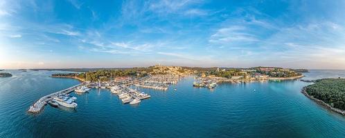 panorama de drones sur le port de la ville côtière croate de vrsar en istrie au coucher du soleil photo