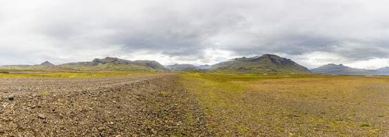 image de nature sauvage et déserte dans l'est de l'islande photo