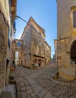 scène de rue typique de la ville médiévale de groznjan sur la péninsule istrienne sans personnes photo