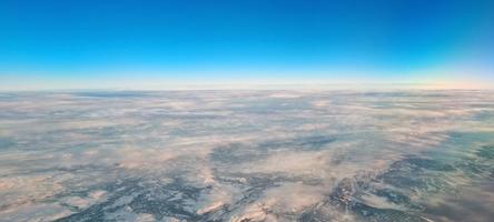 image du Groenland en hiver à midi avec un soleil extrêmement bas photo