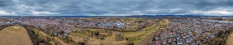 panorama de drones sur la petite ville allemande de nuertingen dans le bade-wurtemberg pendant la journée photo