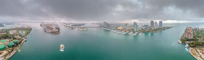 panorama de drones sur le port de miami et le terminal des navires de croisière photo