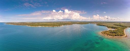 panorama de drones sur la péninsule de porto busola près de porec en croatie pendant la journée photo