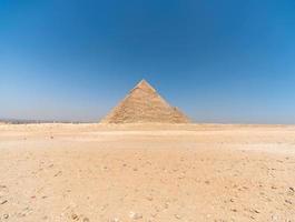 pyramide antique dans le désert en egypte photo