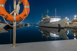 De nombreux navires de nuit sur la jetée de la mer Égée Athènes Grèce photo