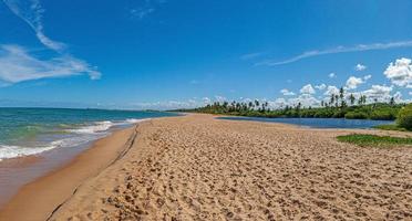 vue panoramique sur l'estuaire de la rivière pojuca dans la province brésilienne de bahia pendant la journée photo