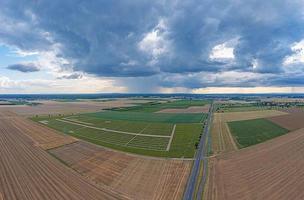 Panorama de drone d'un orage avec de la pluie et des formations nuageuses spectaculaires sur leeheim dans la région de Hesse Ried photo