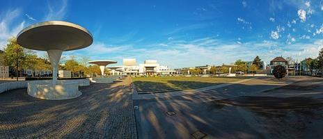 vue panoramique sur la place georg buechner et le théâtre d'état de Hesse dans la ville universitaire allemande de darmstadt photo