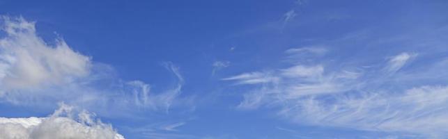 image d'un ciel partiellement nuageux et partiellement dégagé pendant la journée photo