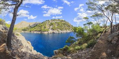 sentier de randonnée à cala murta à majorque photo