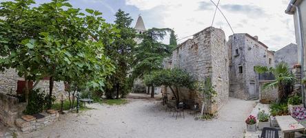 Scène de rue typique de la ville médiévale de balle dans la péninsule d'Istrie photo