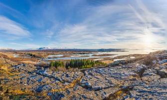 image panoramique sur un paysage impressionnant et vide dans le sud de l'islande en hiver pendant la journée photo