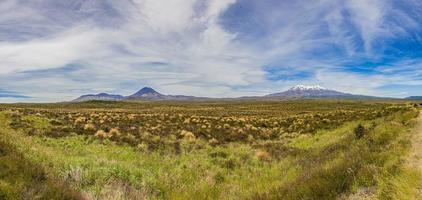 photo du mont ngauruhoe et du mont ruapehu dans le parc national de tongariro sur l'île du nord de la nouvelle-zélande en été