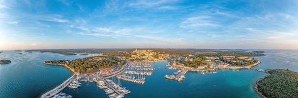 panorama de drones sur le port de la ville côtière croate de vrsar en istrie au coucher du soleil photo