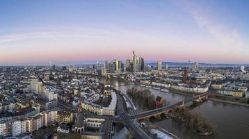 photo panoramique aérienne de l'horizon de francfort avec rivière principale avec ciel coloré pendant le lever du soleil