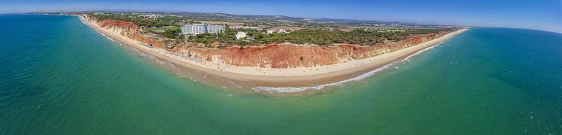 photo panoramique de drone aérien de praia da falesia au portugal en été