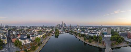 image panoramique par drone de la ligne d'horizon de francfort le matin photo