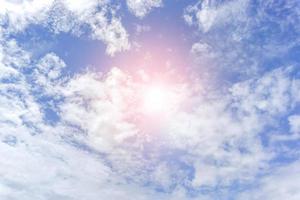 fond et texture du ciel bleu vif et des nuages de coton avec des lumières du soleil l'après-midi d'été. photo