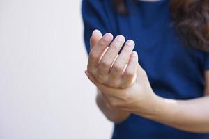 les mains des femmes asiatiques ont la faiblesse du travail de bureau photo