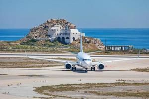 05.08.19 santorin grèce compagnie low cost, avion au départ de l'aéroport international de santorin, piste, grèce. aérodrome et piste à proximité de la côte photo