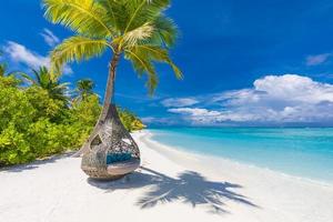 fond de plage tropicale comme paysage d'été avec balançoire de plage ou hamac et sable blanc et mer calme pour bannière de plage. vacances de scène de plage parfaite et concept de vacances d'été. booster le processus de couleur photo