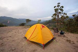 camping sur la montagne dans le district de suan phueng province de ratchaburi, thaïlande. photo