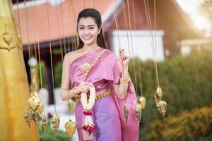 belle fille thaïlandaise en costume traditionnel thaïlandais photo