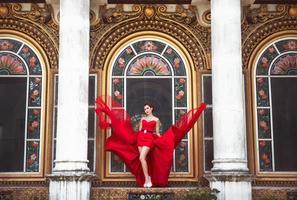 belle femme en robe rouge photo