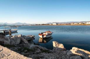 bateau amarré dans la mer Egée en Grèce photo