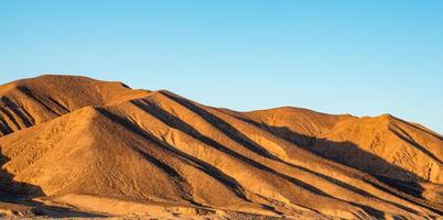 montagnes désertiques et ciel sans nuages en egypte photo
