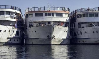 vieux navires sans personnes dans le nil en egypte photo