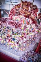 Bonbons faits main multicolores assortis sur le stand au marché photo
