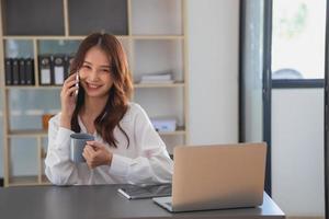 marketing, finance, comptabilité, planification, les femmes d'affaires utilisent un téléphone portable pour contacter un client pour l'informer de l'entreprise est un partenariat commercial. photo