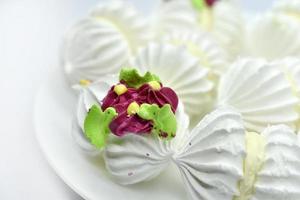 guimauve blanche sur fond blanc. meringues délicieuses et sucrées. photo