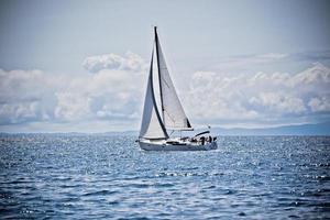 yacht de plaisance en mer adriatique photo