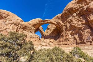 vue sur la double arche dans le parc national des arches en hiver photo