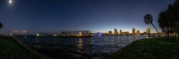 image panoramique de st. port de petersburg en floride le soir photo