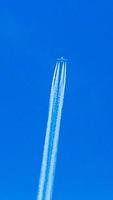 avion à quatre moteurs pendant le vol en haute altitude avec des traînées de condensation photo