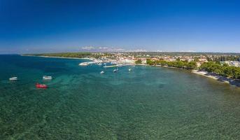 photo aérienne panoramique de drone au-dessus de la ville istrienne de fazana avec port