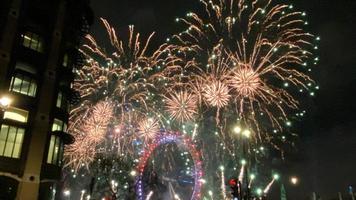 une vue sur les feux d'artifice de Londres le soir du nouvel an photo