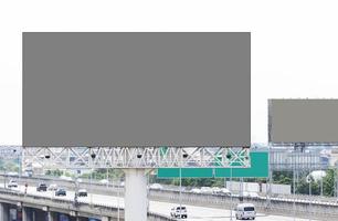 panneau d'affichage de poteau extérieur avec écran gris maquette avec fond d'autoroute. chemin de détourage photo