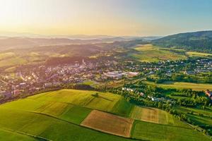 village de montagne et champs agricoles, vue aérienne. paysage naturel photo